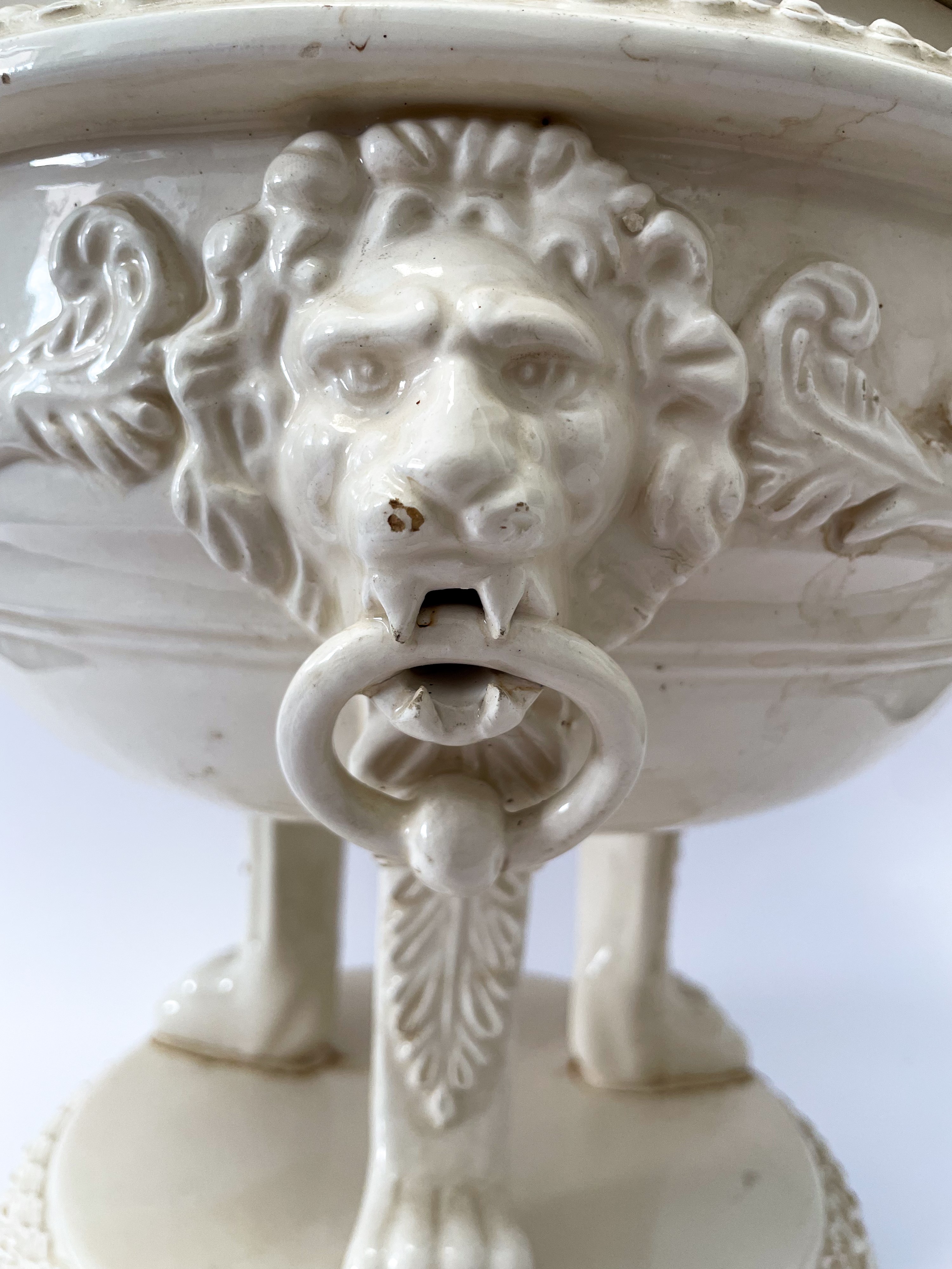 Grande zuppiera in smalto bianco con piedi ferini su disco rialzato da tre piedini sferici.