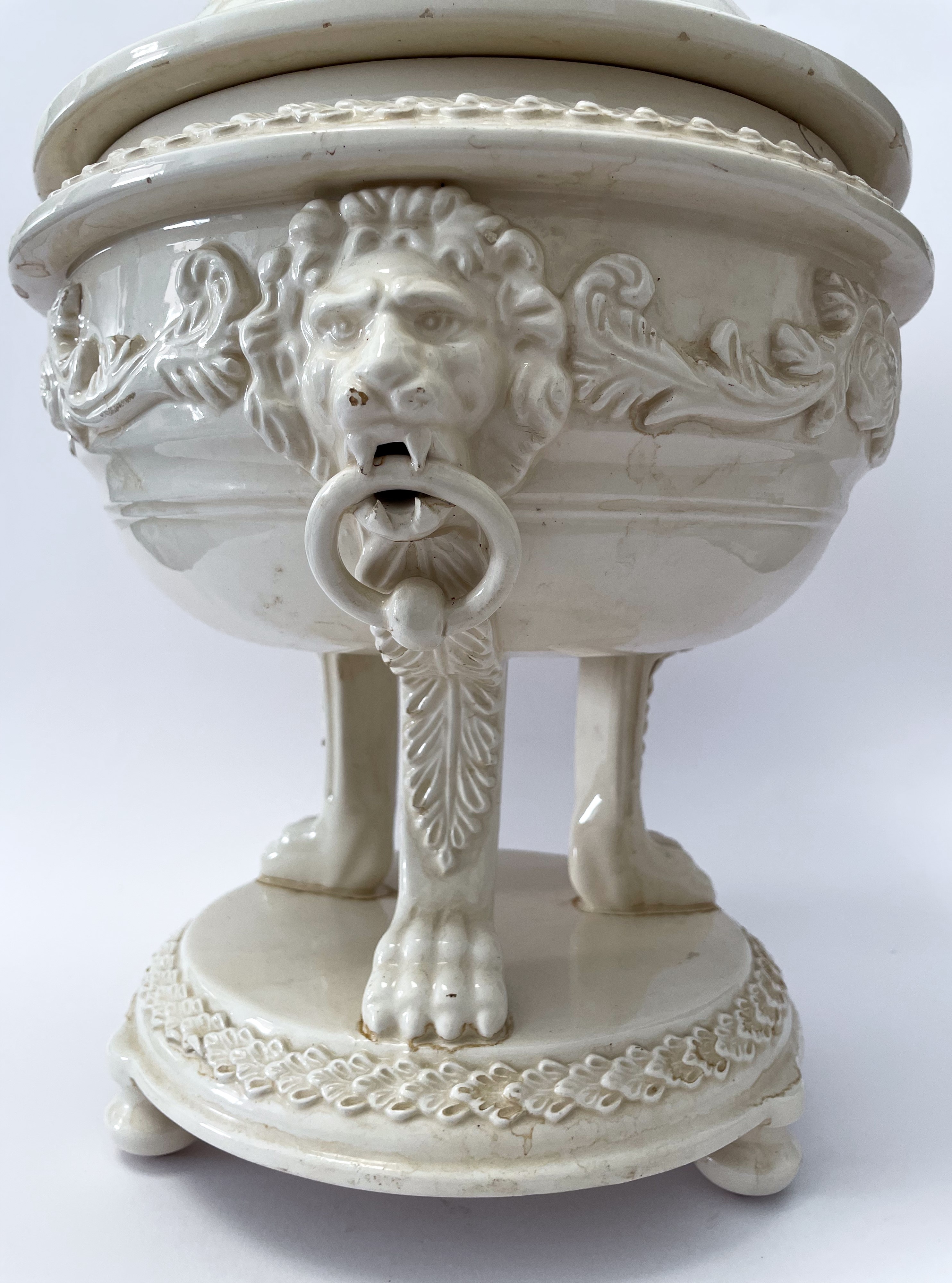 Grande zuppiera in smalto bianco con piedi ferini su disco rialzato da tre piedini sferici.