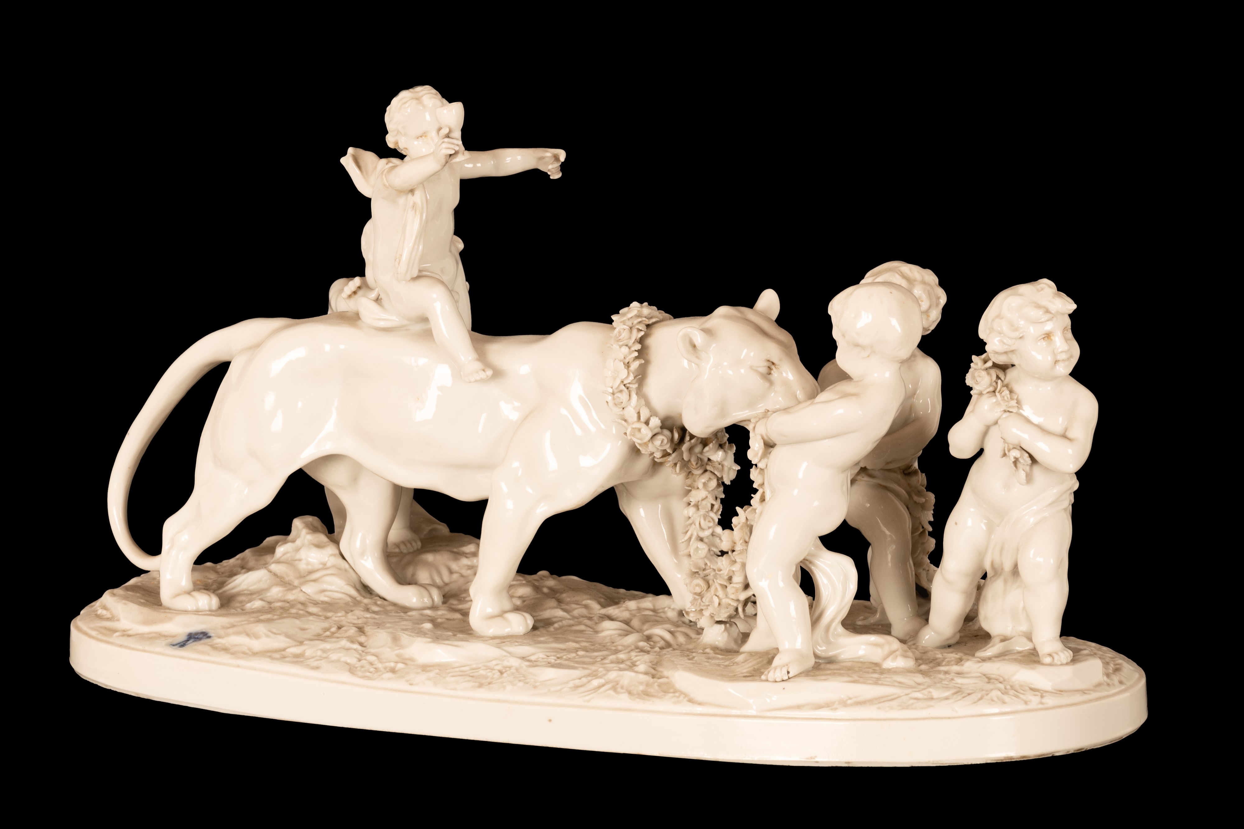 Gruppo in porcellana bianca composto da cinque eroti stanti a condurre una pantera incatenata da ...