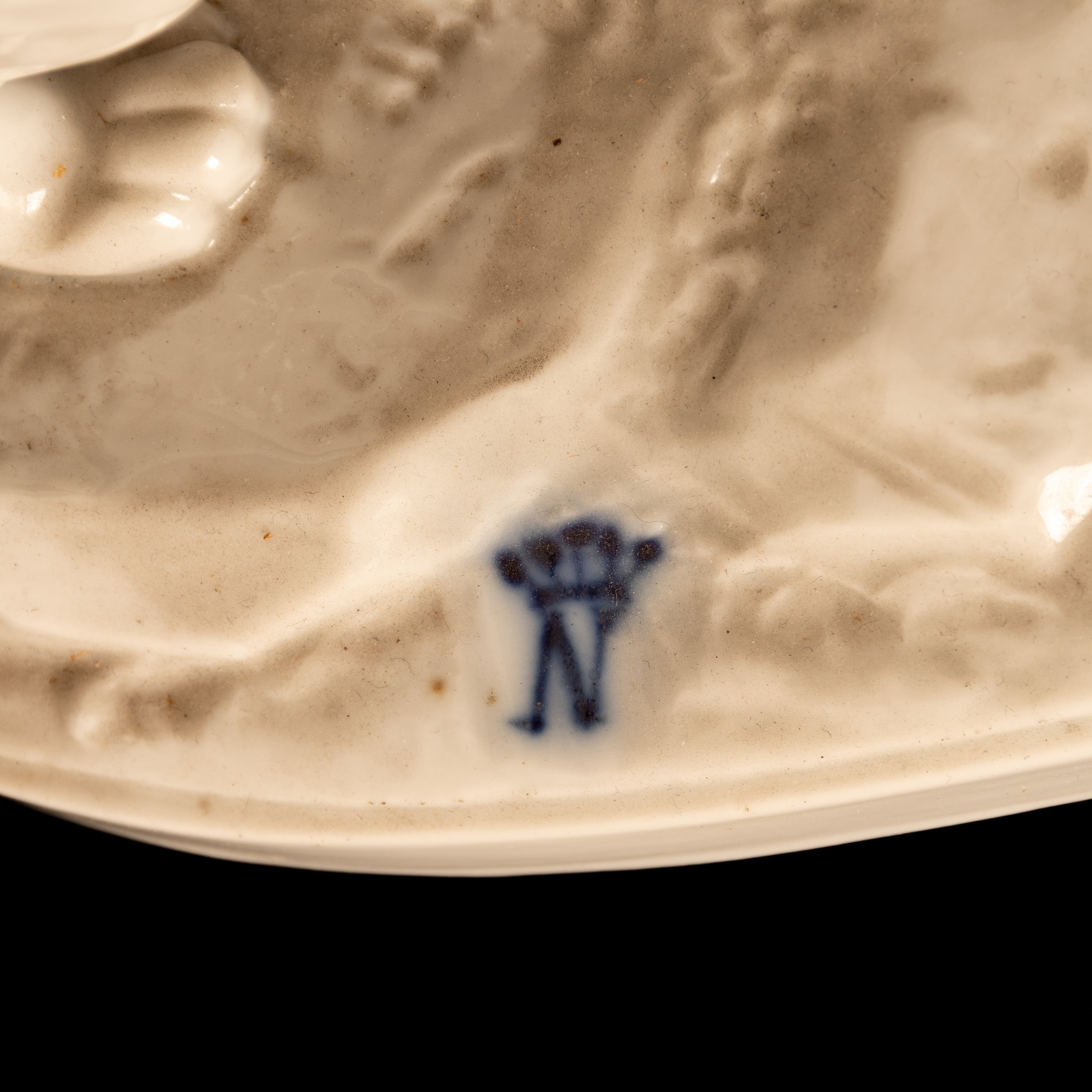 Gruppo in porcellana bianca composto da cinque eroti stanti a condurre una pantera incatenata da ...