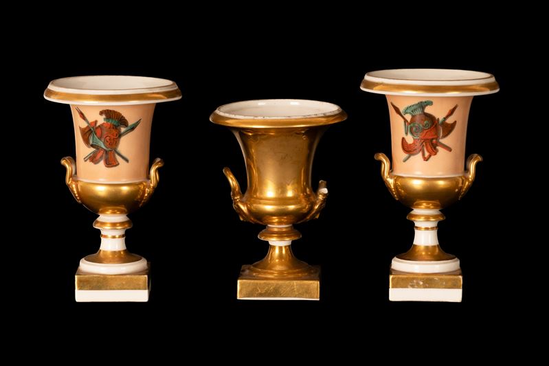 Manifattura Francese della Fine del XIX Secolo - Lotto di Tre Piccoli Vasi a Cratere Dipinti e In...
