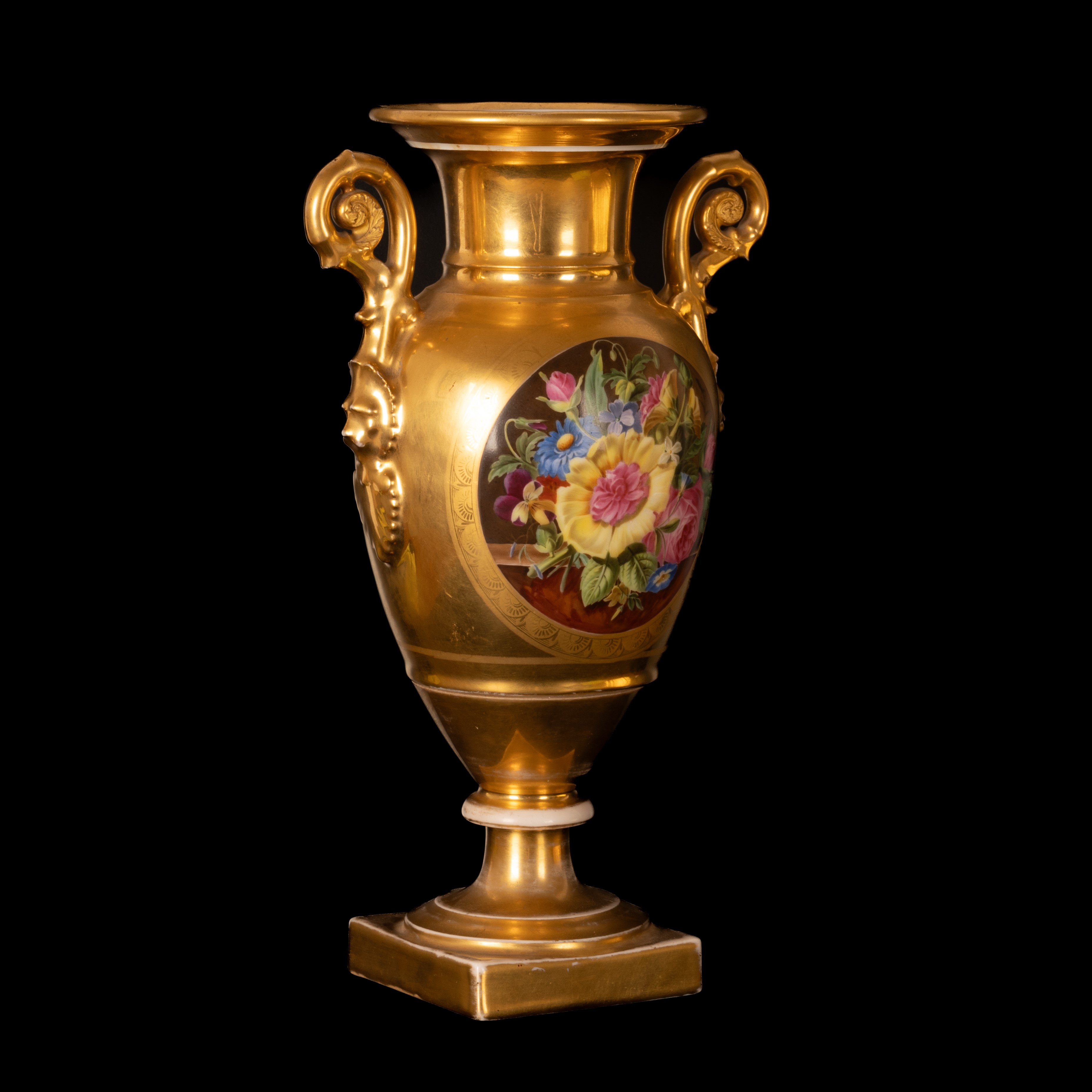 Vaso biansato ovoidale in porcellana con elementi decorativi neoclassici realizzati in oro lucido...
