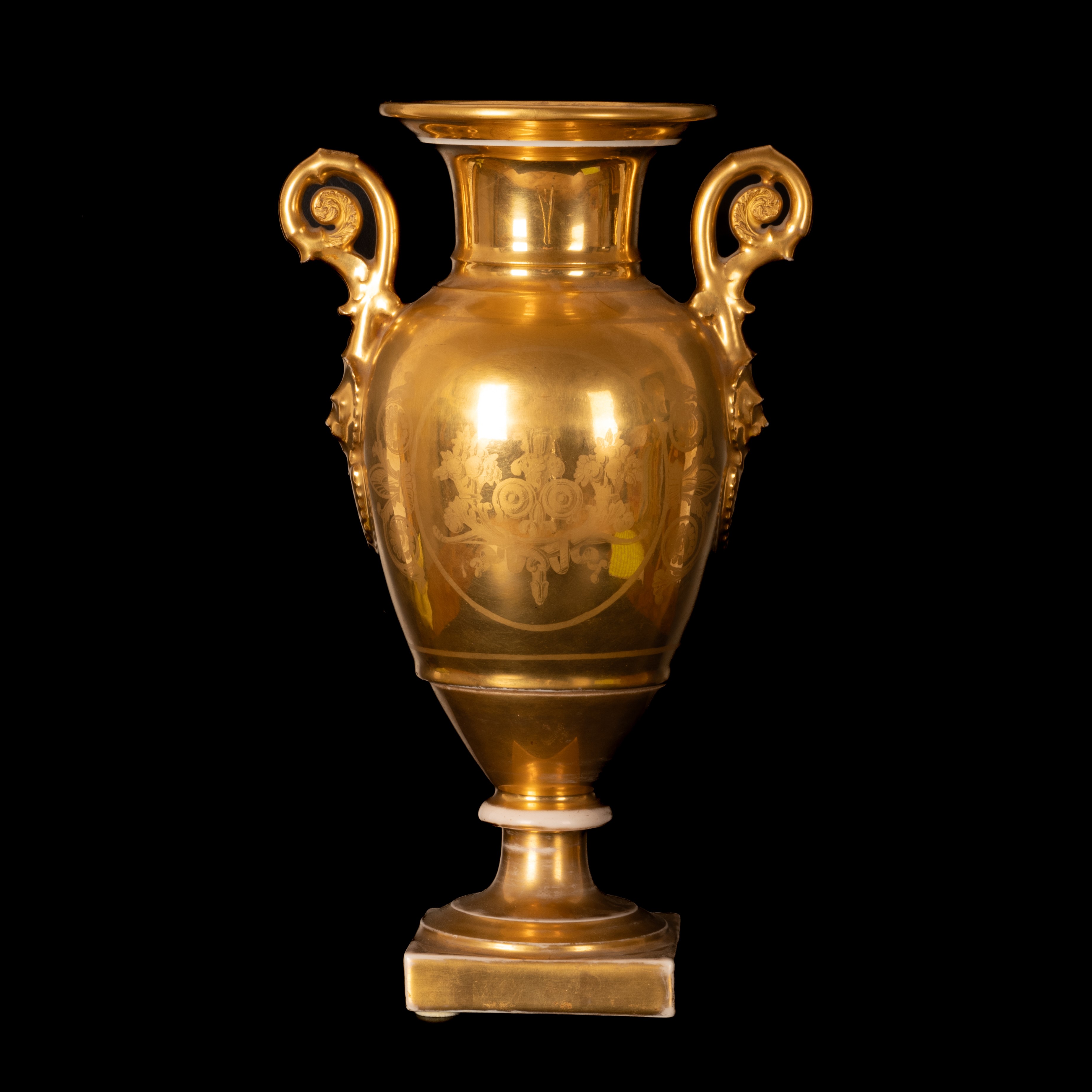 Vaso biansato ovoidale in porcellana con elementi decorativi neoclassici realizzati in oro lucido...