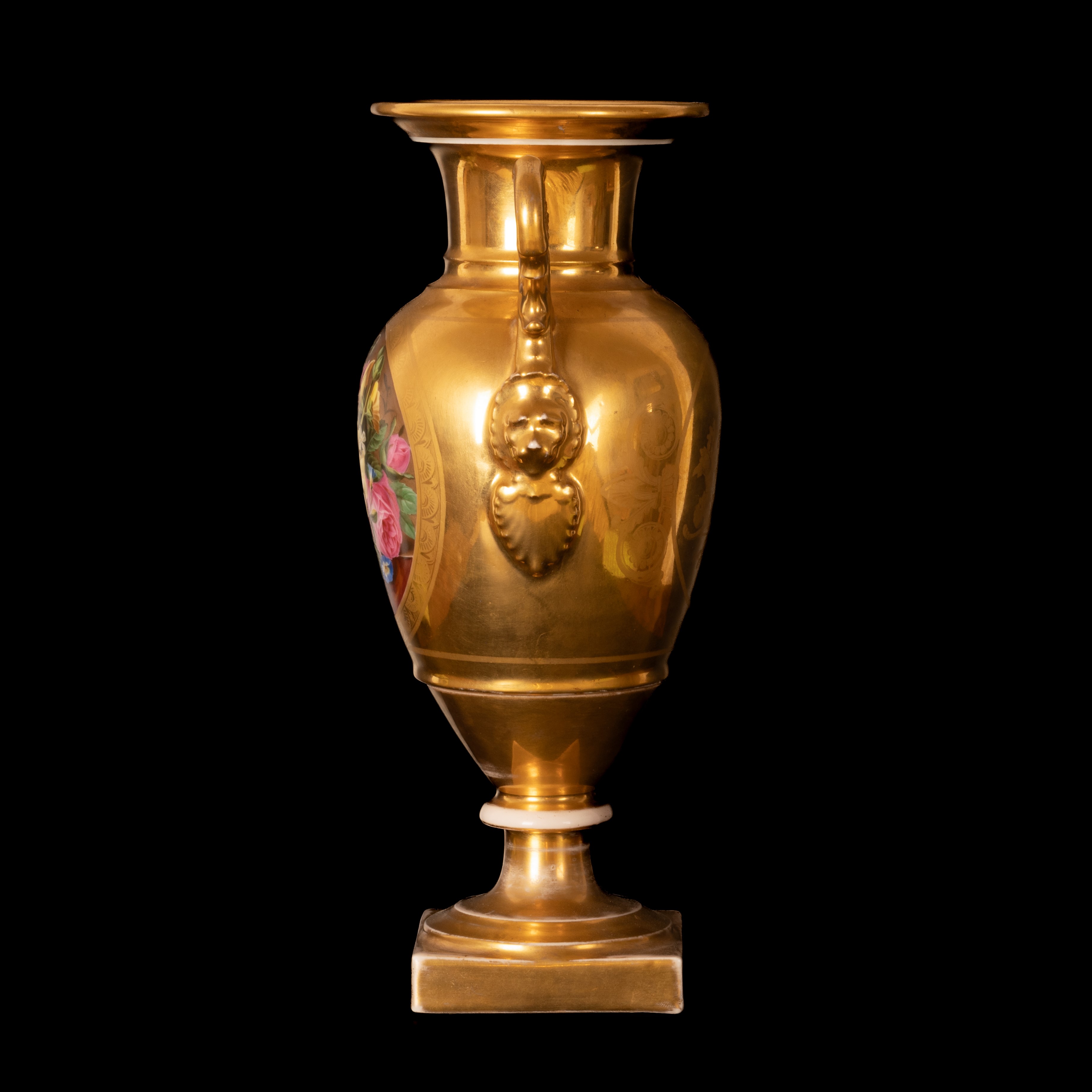 Vaso biansato ovoidale in porcellana con elementi decorativi neoclassici realizzati in oro lucido...