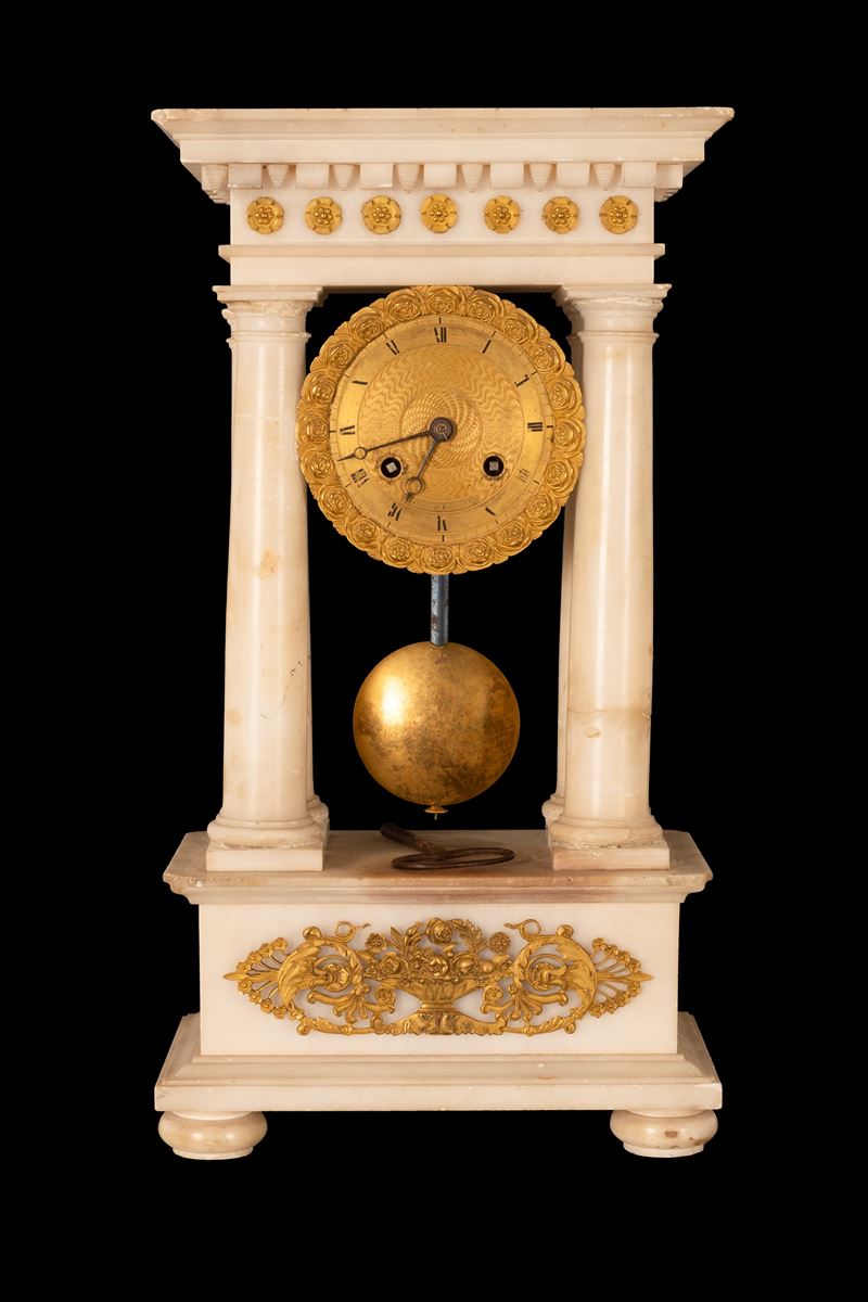 Orologio a portico in marmo bianco con applicazioni in bronzo dorato finemente inciso e cesellato