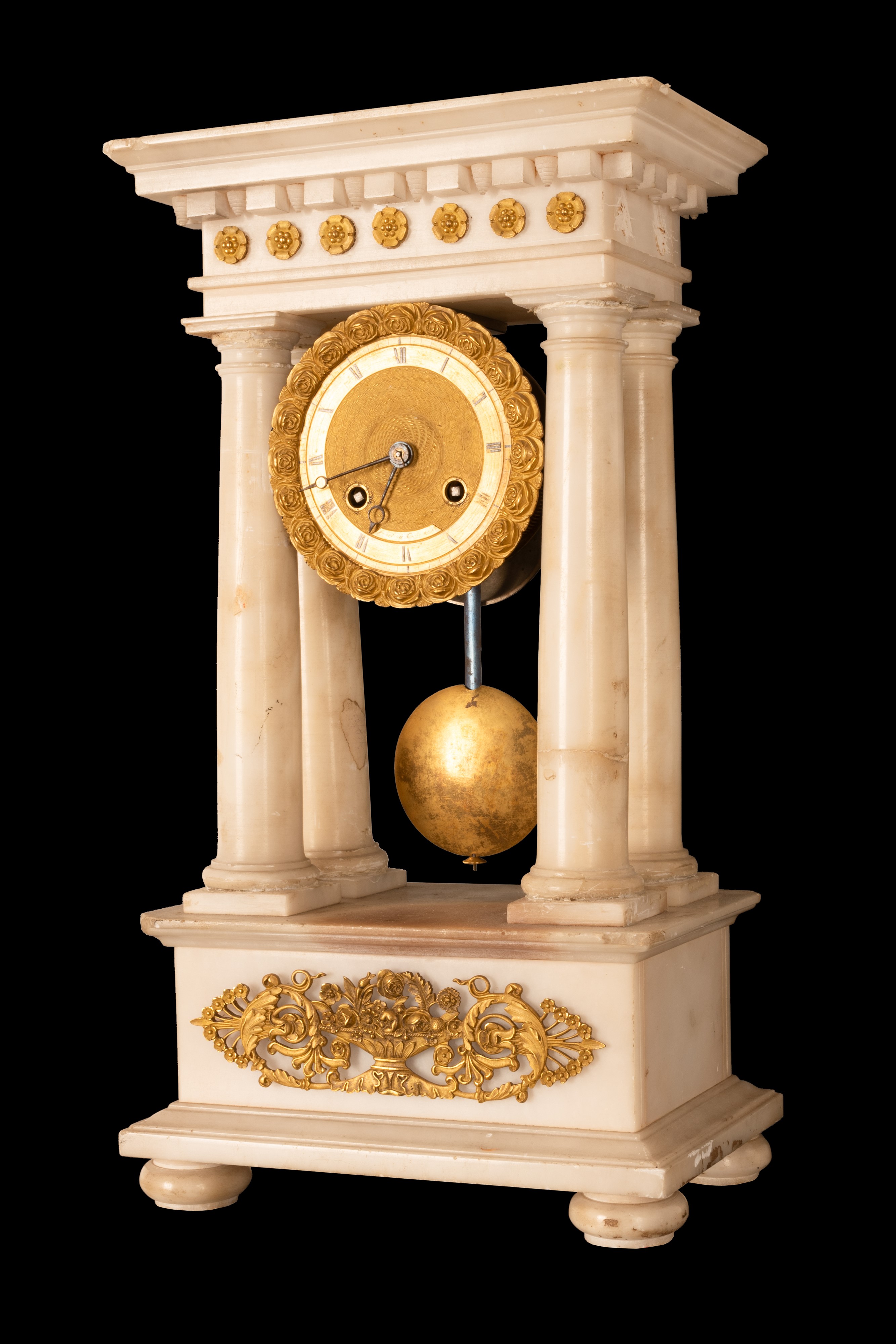 Orologio a portico in marmo bianco con applicazioni in bronzo dorato finemente inciso e cesellato