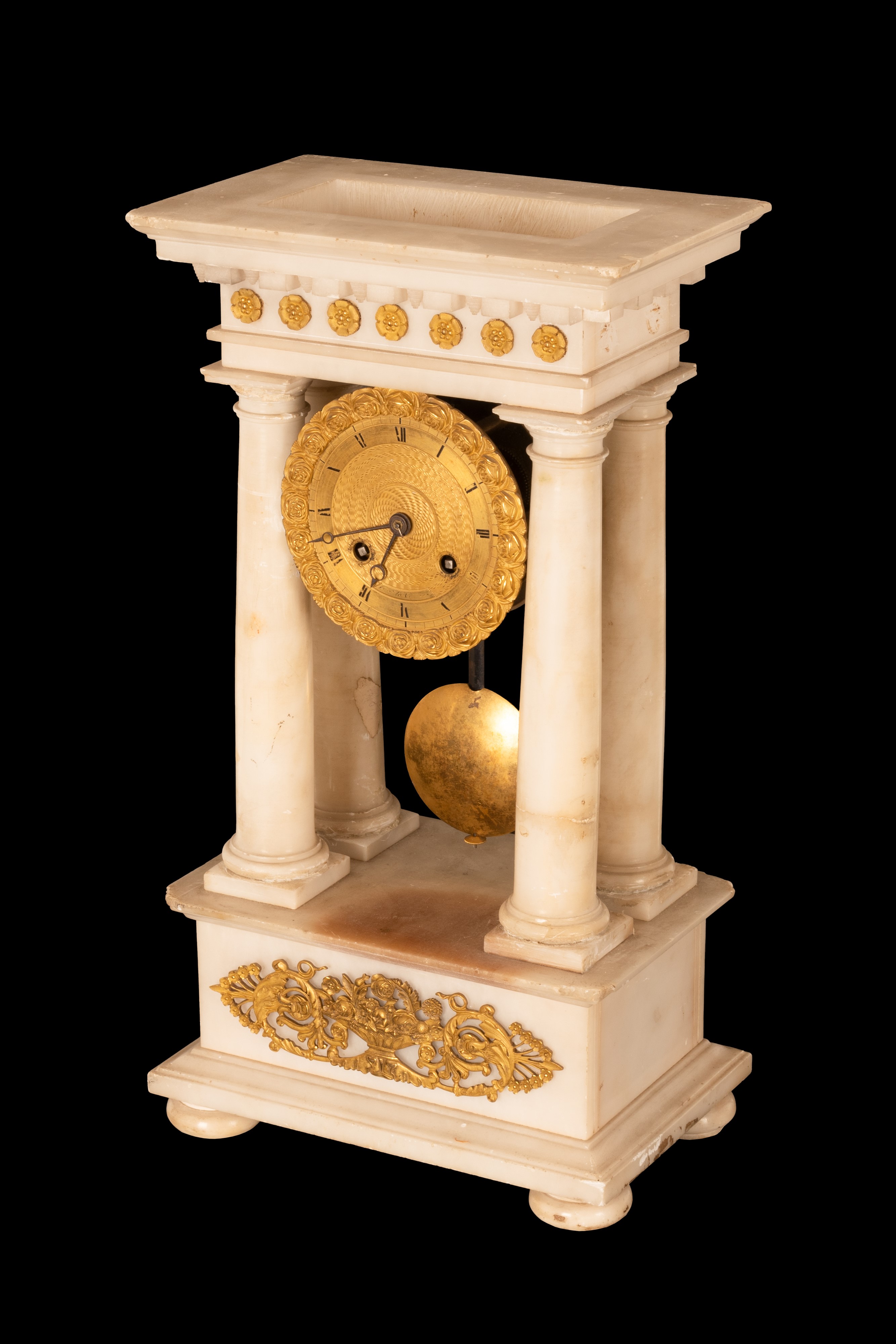 Orologio a portico in marmo bianco con applicazioni in bronzo dorato finemente inciso e cesellato