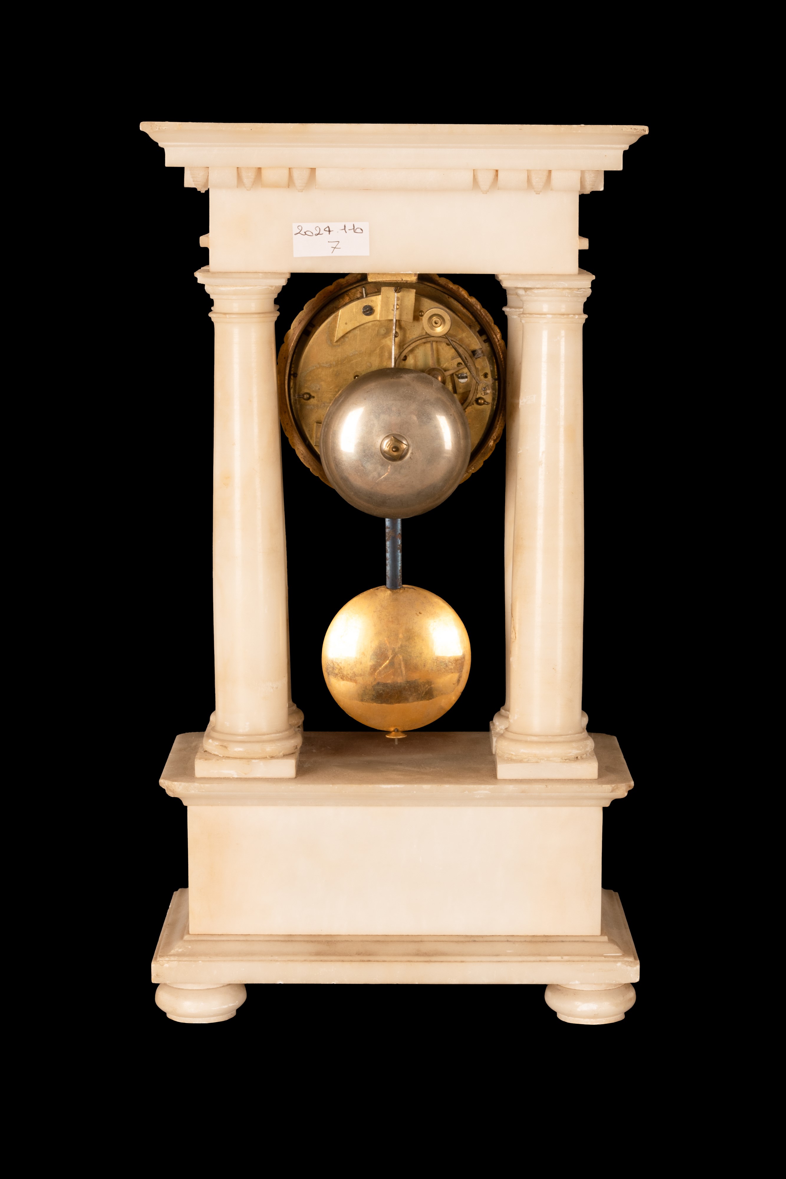 Orologio a portico in marmo bianco con applicazioni in bronzo dorato finemente inciso e cesellato