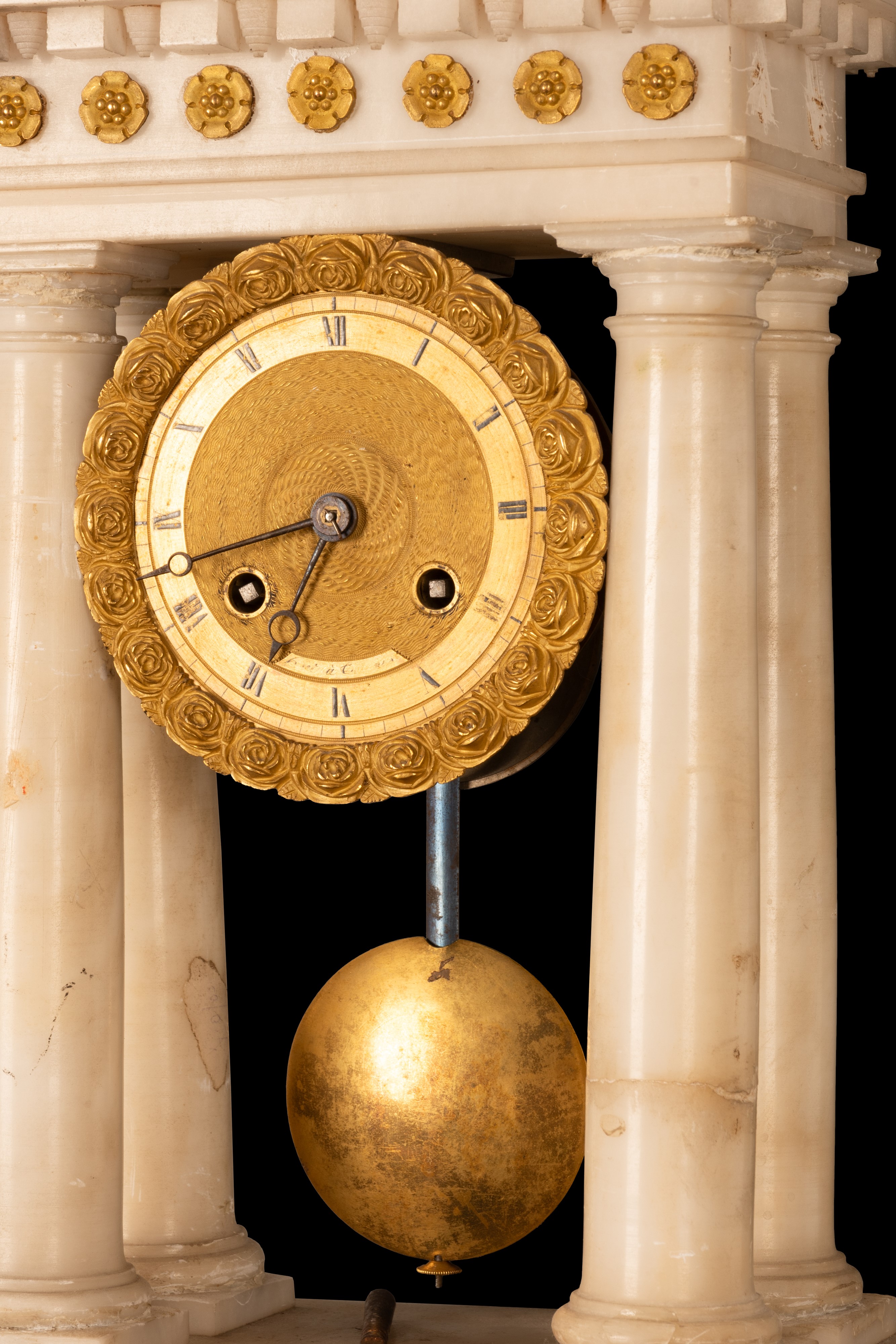 Orologio a portico in marmo bianco con applicazioni in bronzo dorato finemente inciso e cesellato