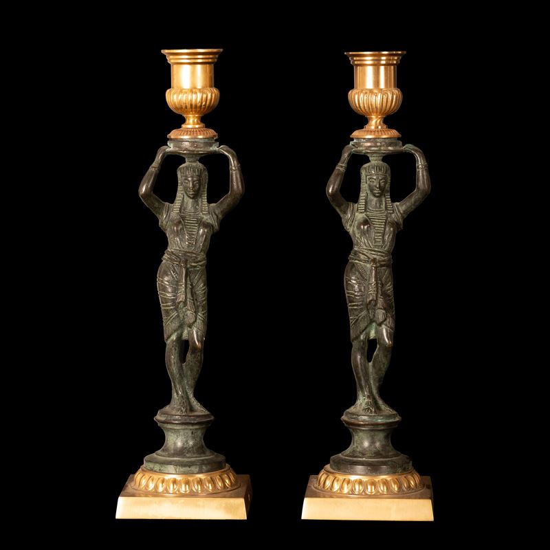 Manifattura Francese della Fine del XIX Secolo - Coppia di Candelabri Grand Tour in Bronzo Brunit...