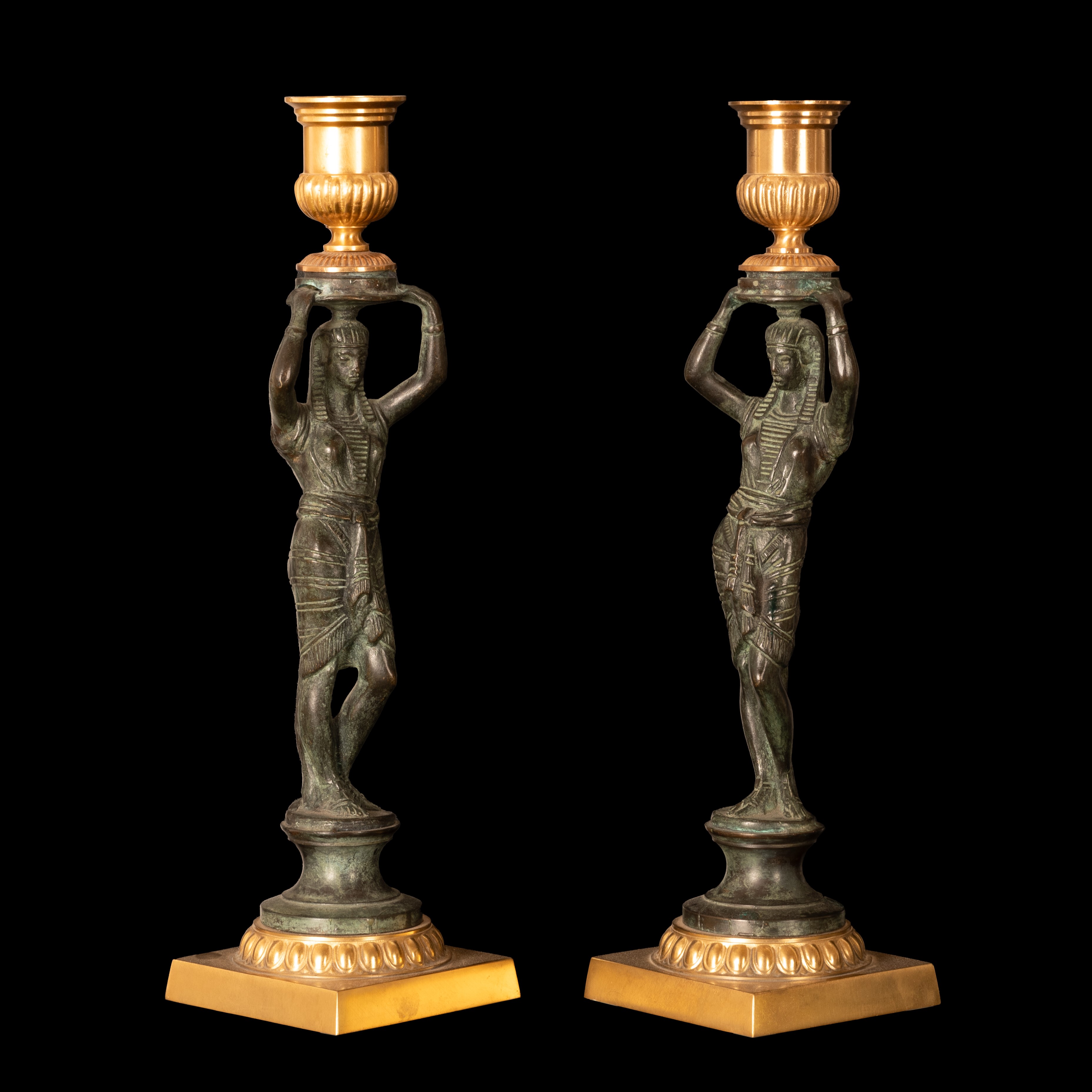Manifattura Francese della Fine del XIX Secolo - Coppia di Candelabri Grand Tour in Bronzo Brunit...