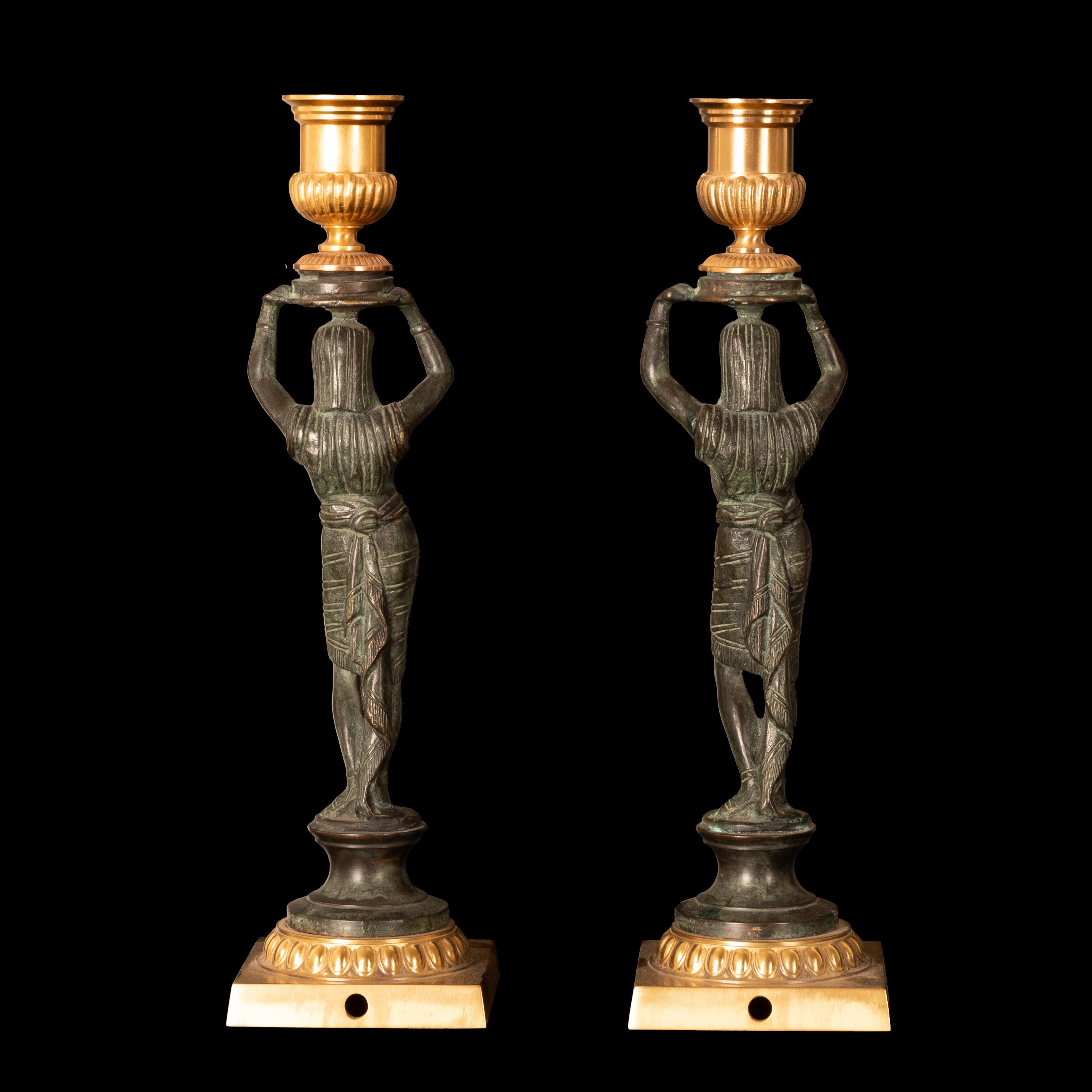 Manifattura Francese della Fine del XIX Secolo - Coppia di Candelabri Grand Tour in Bronzo Brunit...