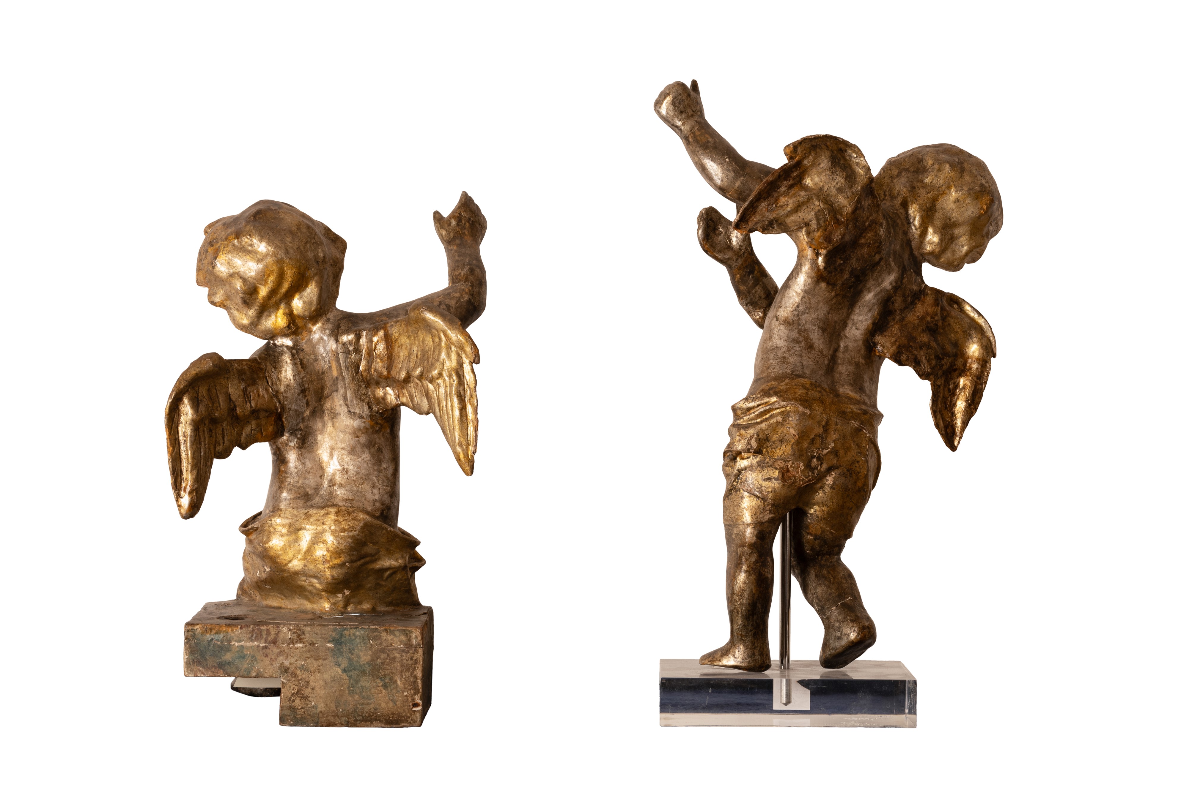 Coppia di putti in cartapesta argentata e dorata