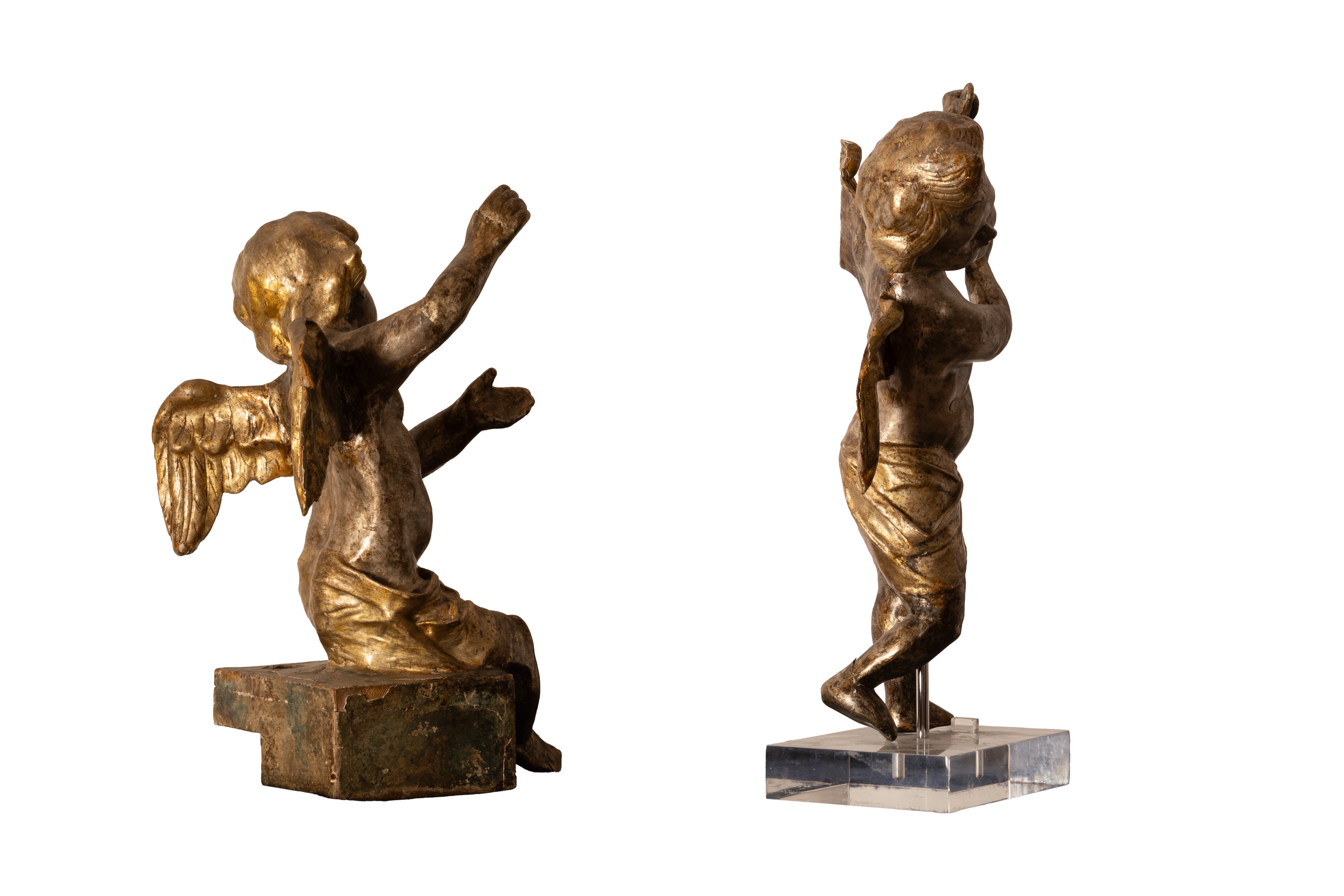Coppia di putti in cartapesta argentata e dorata