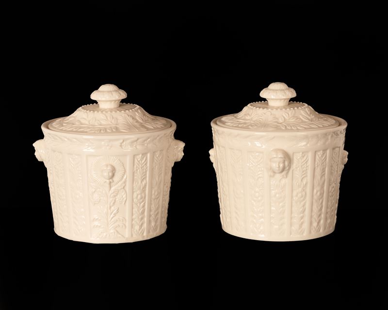 Coppia di cremiere in porcellana bianca con decoro a rilievo di gusto neoclassico.