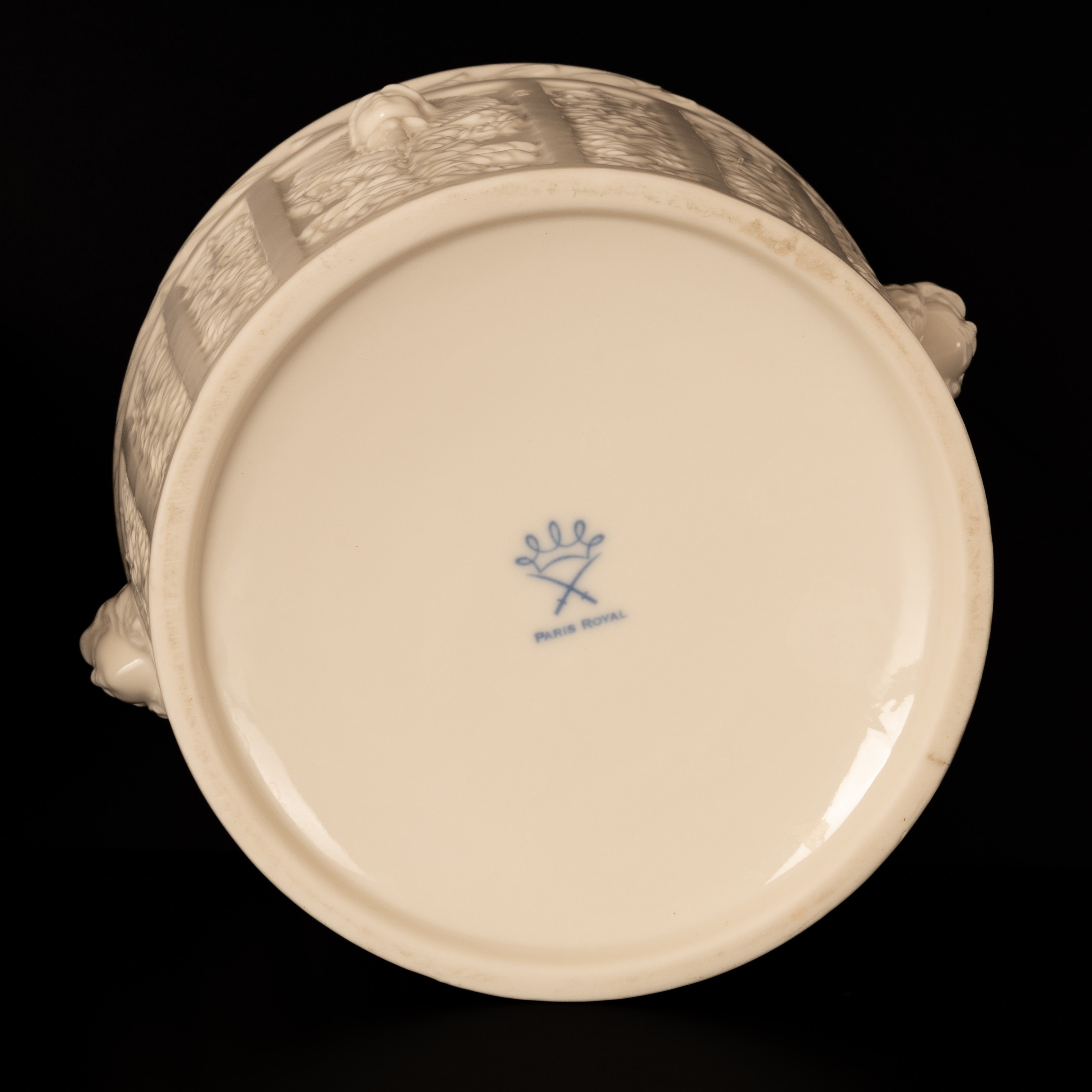 Coppia di cremiere in porcellana bianca con decoro a rilievo di gusto neoclassico.
