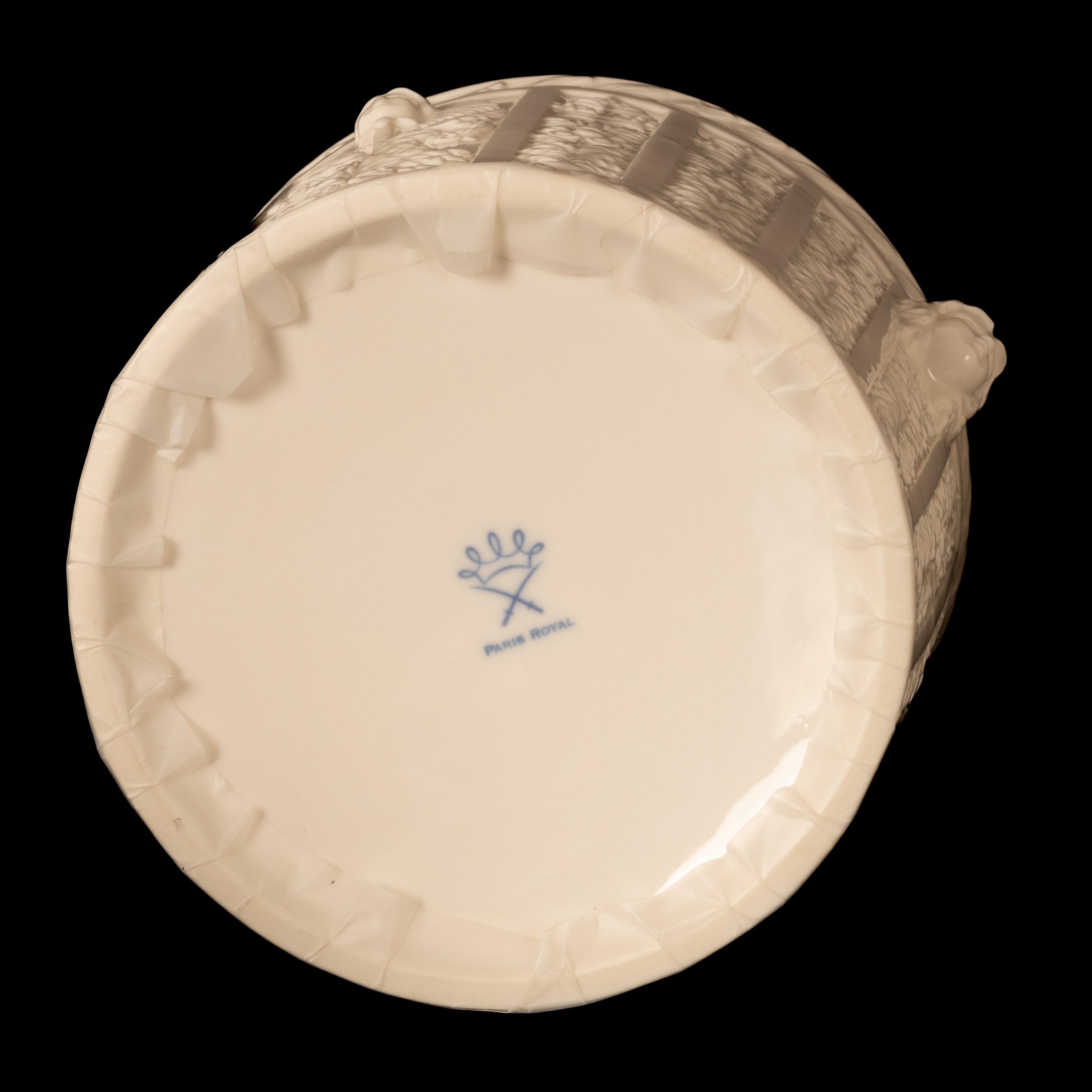 Coppia di cremiere in porcellana bianca con decoro a rilievo di gusto neoclassico.
